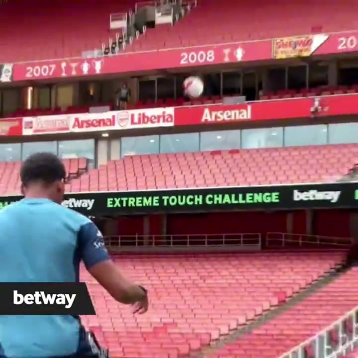 太不可思議了廷貝爾就像定海神針一樣接住了這個神奇的傳球