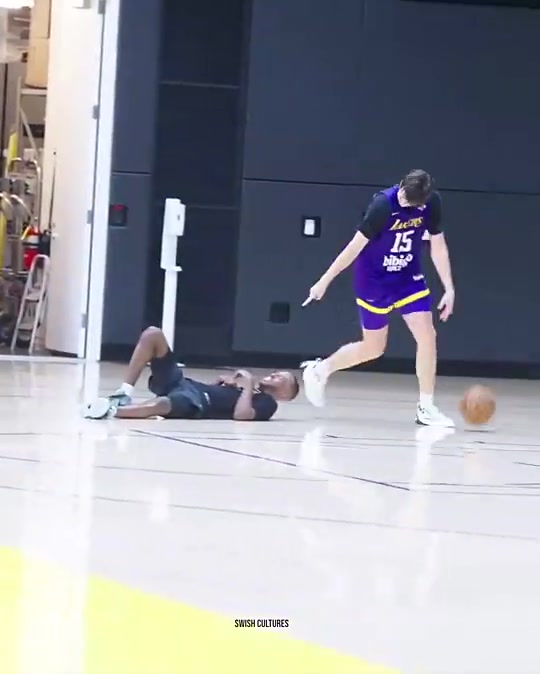 不要太過分里夫斯背運把助教給晃倒了還對后者瘋狂嘲諷