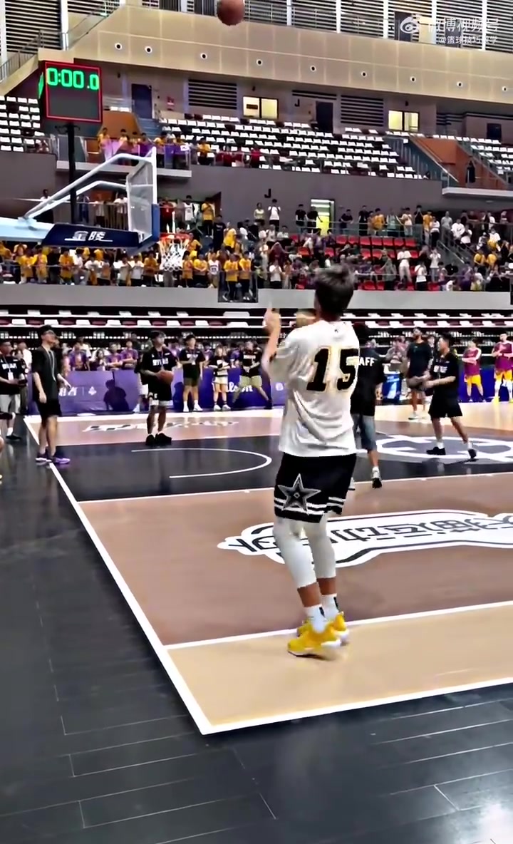 賣票讓球迷看里夫斯中國行訓練幾乎不投丟 這就是NBA球員