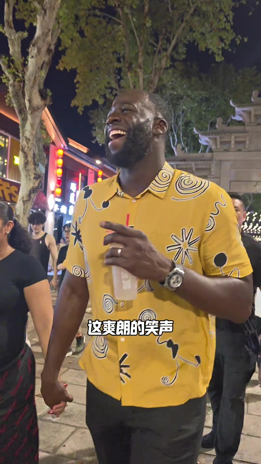 陽(yáng)光大男孩追夢(mèng)格林帶著老婆夜游衢州古城 邊逛邊吃蜜雪冰城