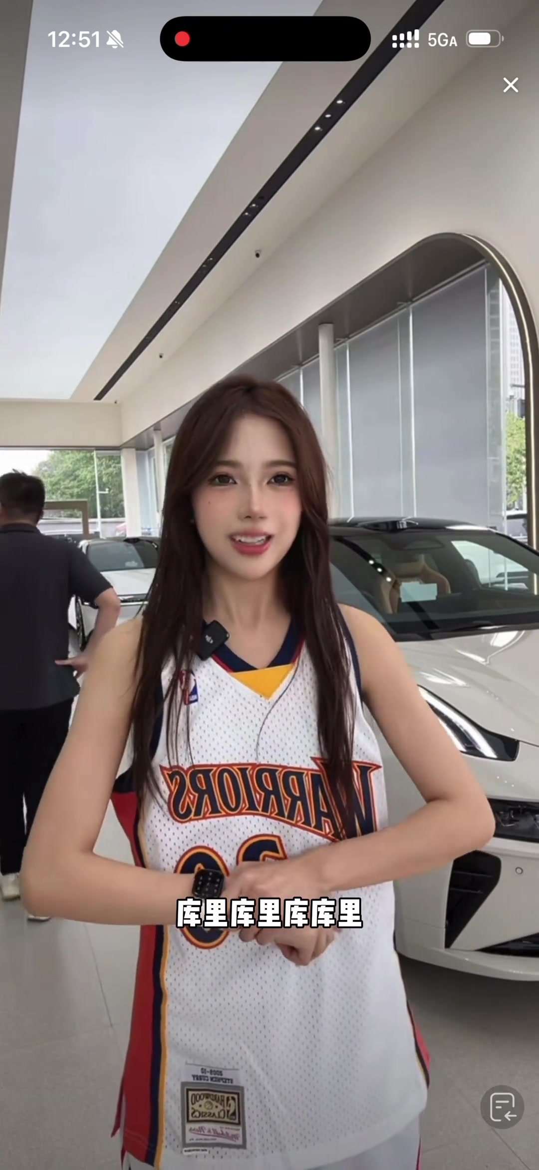 抽象了一位賣(mài)車(chē)女主播 通過(guò)穿庫(kù)里球衣奇葩運(yùn)球吸引流量