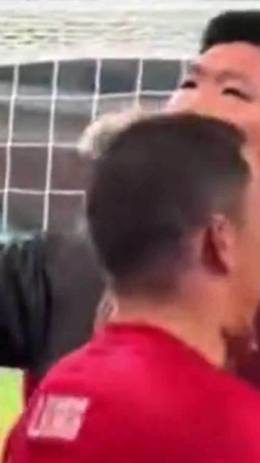 和球迷發(fā)生沖突成都蓉城球員硬剛球迷輸球又怎么樣啊