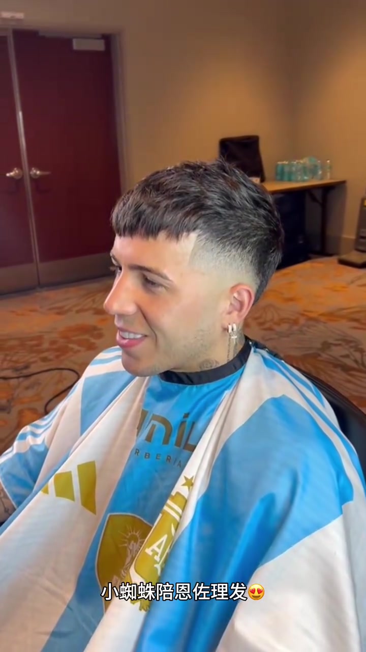 小蜘蛛我成你監(jiān)護人了名場面恩佐連理發(fā)都要小蜘蛛陪同