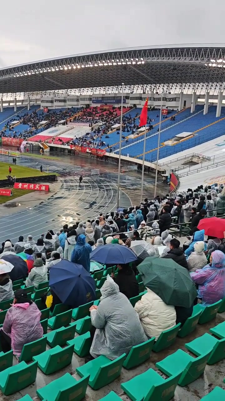 夠意思實(shí)拍凄風(fēng)冷雨中不少北京球迷仍隨國(guó)安遠(yuǎn)征長(zhǎng)春