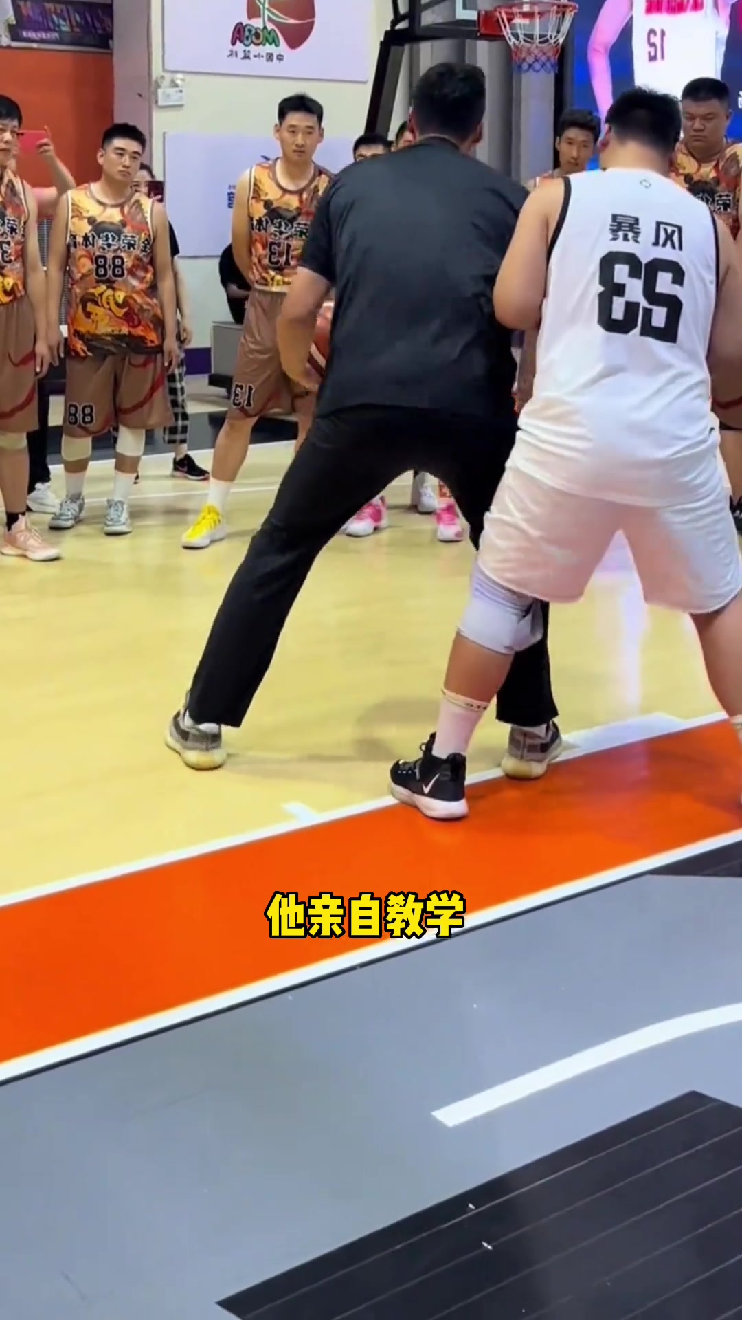 CBA八冠中鋒蘇偉開班傳授低位技巧 學(xué)員馬上就學(xué)會了