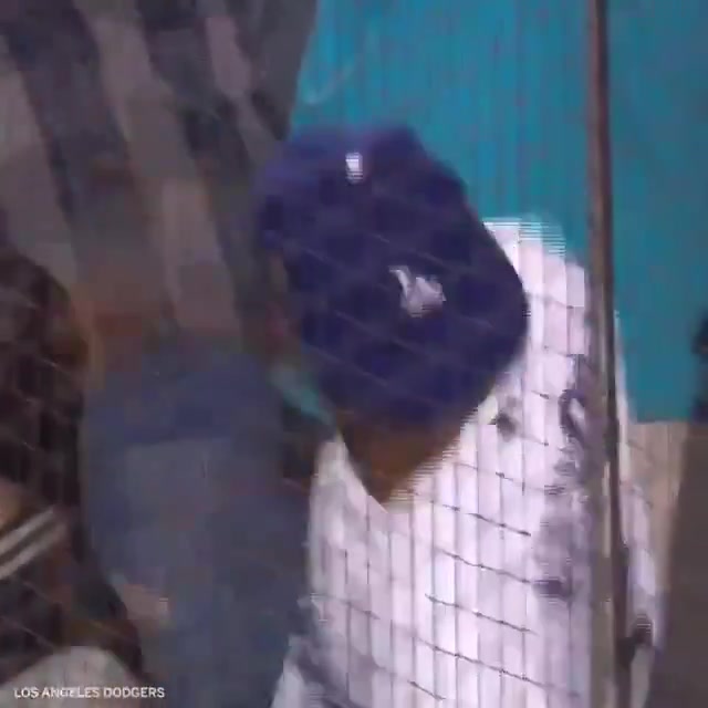 洛杉磯道奇奪冠曾經(jīng)科比在現(xiàn)場(chǎng)身穿道奇棒球服吶喊這一幕