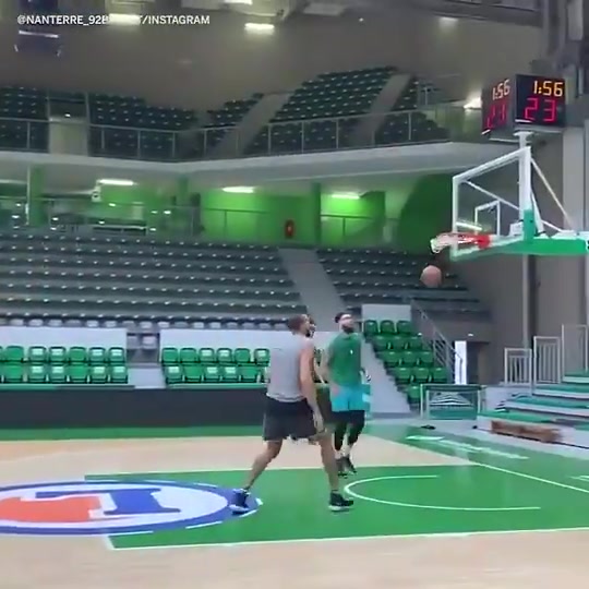 這天賦誰頂?shù)米“?6歲的文班在訓練中可以隨便單吃戈貝爾