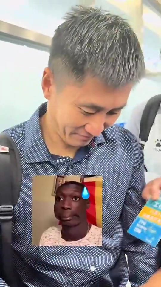 馬寧給球迷簽名時(shí)被靈魂拷問(wèn)蘇超激烈還是中超激烈啊