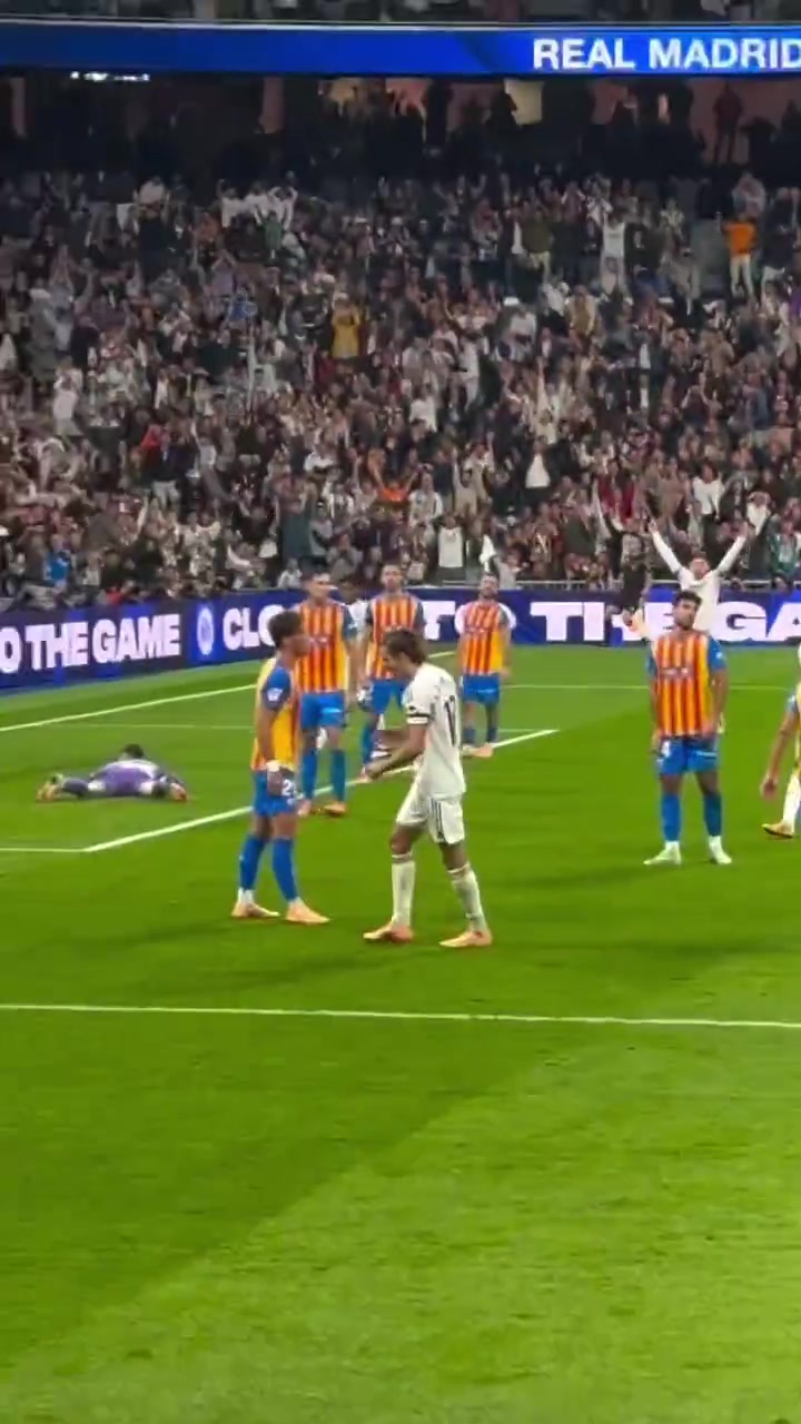 極致的暴力近距離看卡雷拉斯暴射皮球幾乎不轉左右晃動