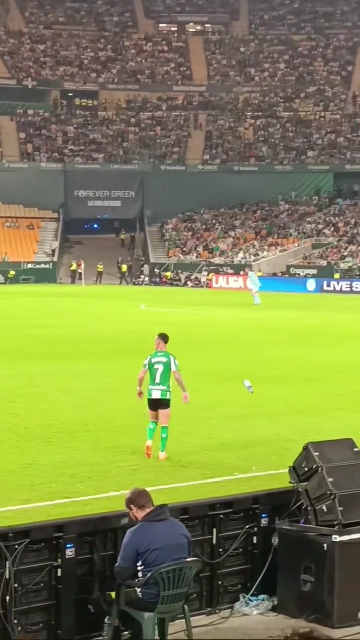 安東尼準(zhǔn)備喝水時(shí)球隊(duì)發(fā)起進(jìn)攻立馬扔了水瓶隨后助攻隊(duì)友破門