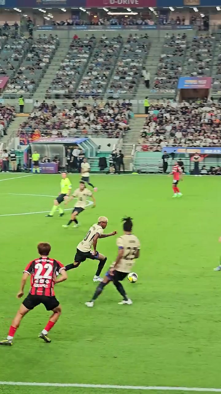 錯進(jìn)錯出現(xiàn)場直拍亞馬爾此前韓國行的進(jìn)球?qū)嵲诓恍凶约簛戆? title=